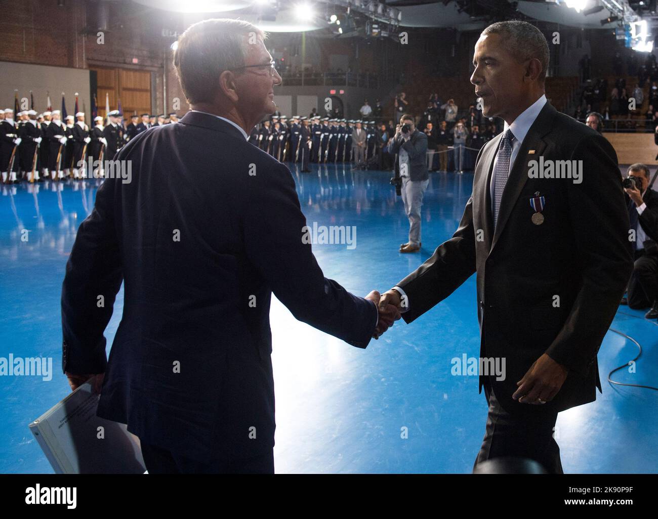 US-Präsident Barack Obama schüttelt während der Abschiedszeremonie der US-Streitkräfte von Präsident Obama in der Joint Base Myers-Henderson Hall in Virginia am 4. Januar 2017 die Hände von Verteidigungsministerin Ashton Carter. Die fünf Klammern des Militärs ehrten den Präsidenten und den Vizepräsidenten für ihren Dienst am Ende ihrer letzten Amtszeit. Quelle: Kevin Dietsch/Pool via CNP /MediaPunch Stockfoto