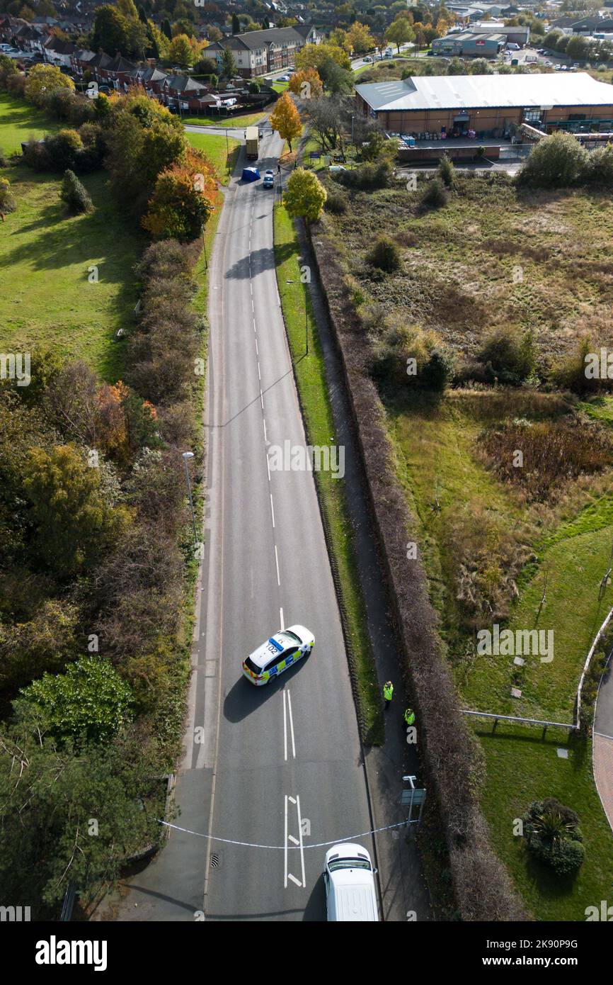 Northgate, Aldridge, Oktober 25. 2022. - Die Polizei errichtete mehrere forensische Zelte, in denen ein Mann in den Sechzigern von einem Lastwagen, der entlang Northgate in Aldridge, West Mids, reiste, am Dienstagmorgen um etwa 10,30am Uhr getroffen und getötet wurde. Zwei Krankenwagen und ein Sanitäter wurden an den Ort der Kollision geschickt, wo sie einen Mann mit sehr schweren Verletzungen fanden, aber nichts konnte getan werden, um ihn zu retten, und er wurde am Tatort tot bestätigt. Die Polizei von West Midlands sagte: „Wir bitten um Informationen, nachdem heute Morgen (25. Oktober) ein Mann gestorben ist, nachdem er von einem Lastwagen in Aldridge getroffen wurde. „Es geschah in der Nähe des Stockfoto