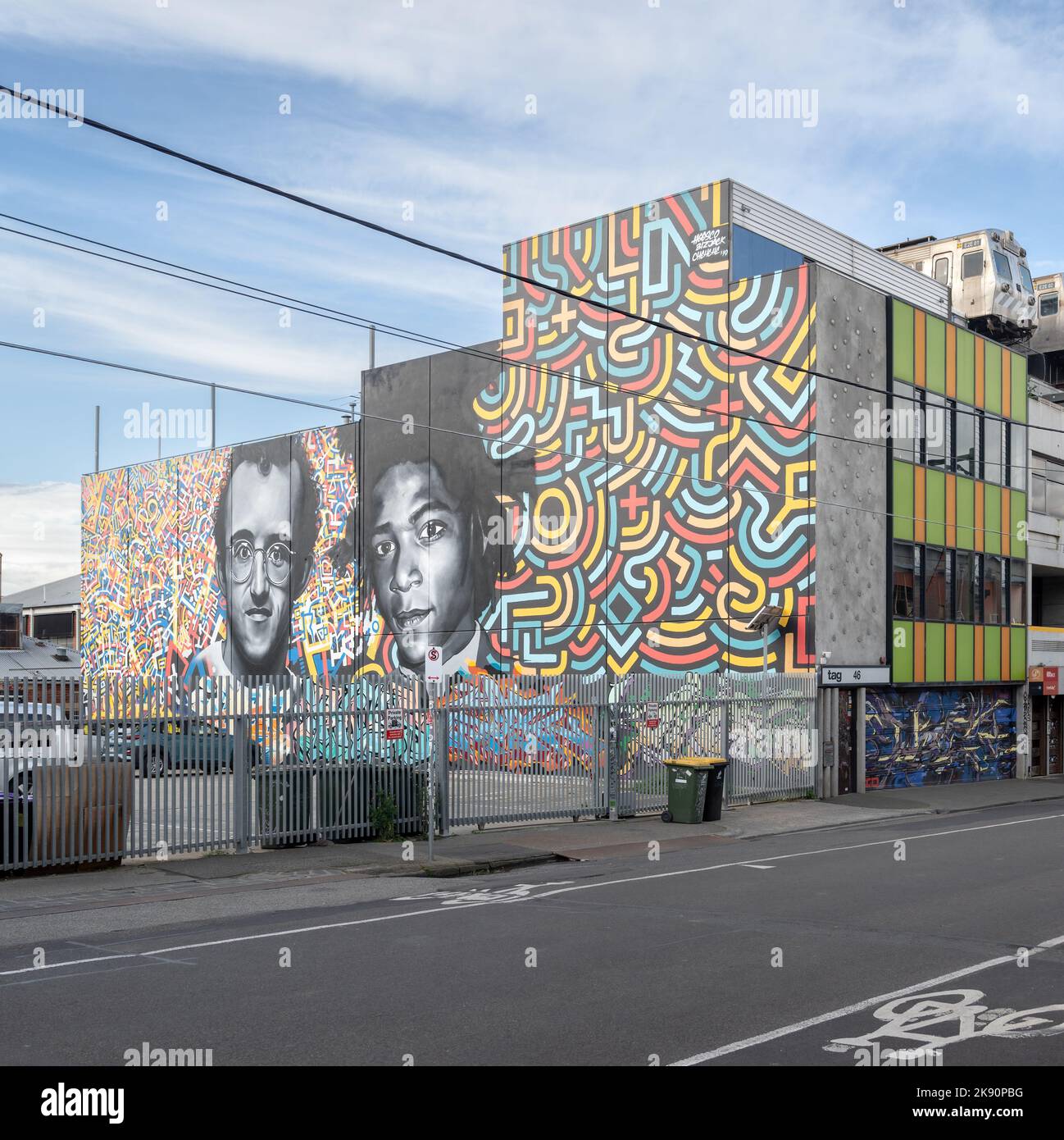 Melbourne, Victoria, Australien - Wandbild von Keith Haring und Jean-Michel Basquiat von Heesco mit durchgängiger Gebäudeentwicklung von ITN Architects Stockfoto