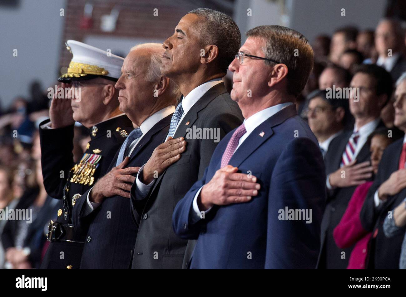 Der US-Präsident Barack Obama (2.-R), Vizepräsident Joe Biden (2.-L), Vorsitzender des Joint Chiefs of Staff General Joseph Dunford Jr. (L) und Verteidigungsminister Ashton Carter stehen während der Abschiedszeremonie der US-Streitkräfte von Präsident Obama in der Joint Base Myers-Henderson Hall für die Nationalhymne, Am 4. Januar 2017 in Virginia. Die fünf Klammern des Militärs ehrten den Präsidenten und den Vizepräsidenten für ihren Dienst am Ende ihrer letzten Amtszeit. Quelle: Kevin Dietsch/Pool via CNP /MediaPunch Stockfoto