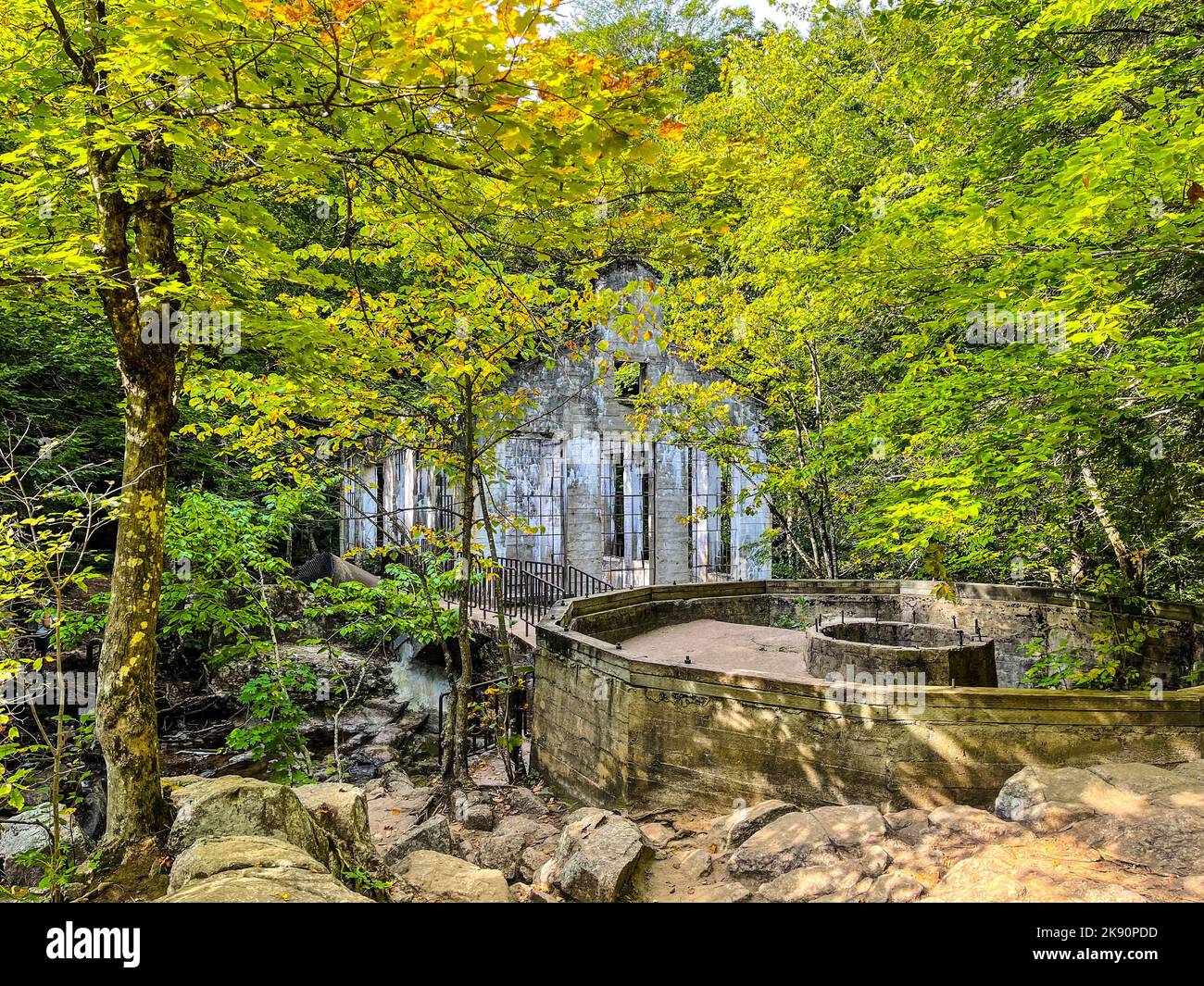 Blick auf die Ruinen von Carbide Willson und eine Brücke in einem üppigen grünen Wald, Gatineau Park, Chelsea, Quebec, Kanada Stockfoto