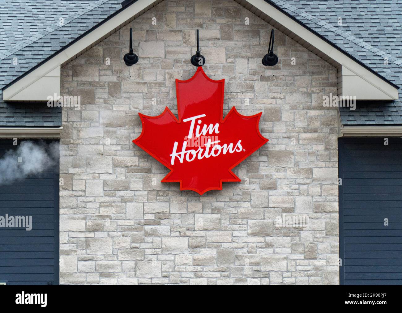 Tim Hortons Maple Leaf-Logo Huntsville, Ontario. Sonntag, 16 2022. Oktober Stockfoto