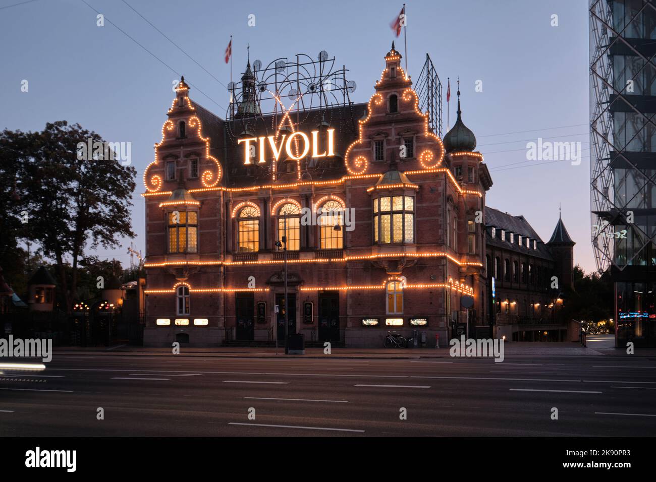 Kopenhagen, Dänemark - 2022. September: Eingangstor zum Tivoli-Garten am frühen Abend Stockfoto