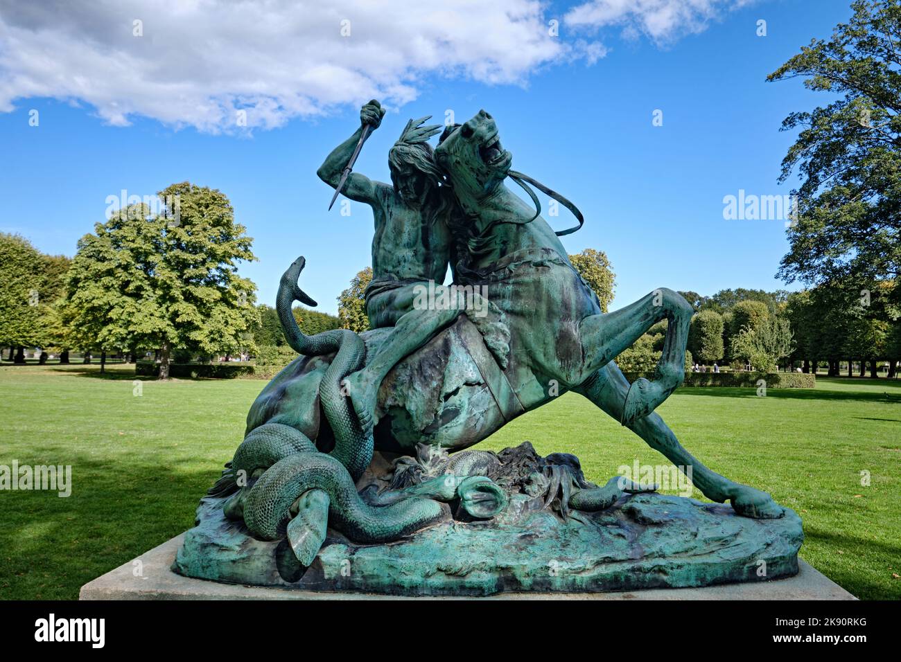 Kopenhagen, Dänemark - 2022. September: Skulpturenkampf mit Schlange im Rosenborg Schlossgarten oder im Kings Garden Stockfoto