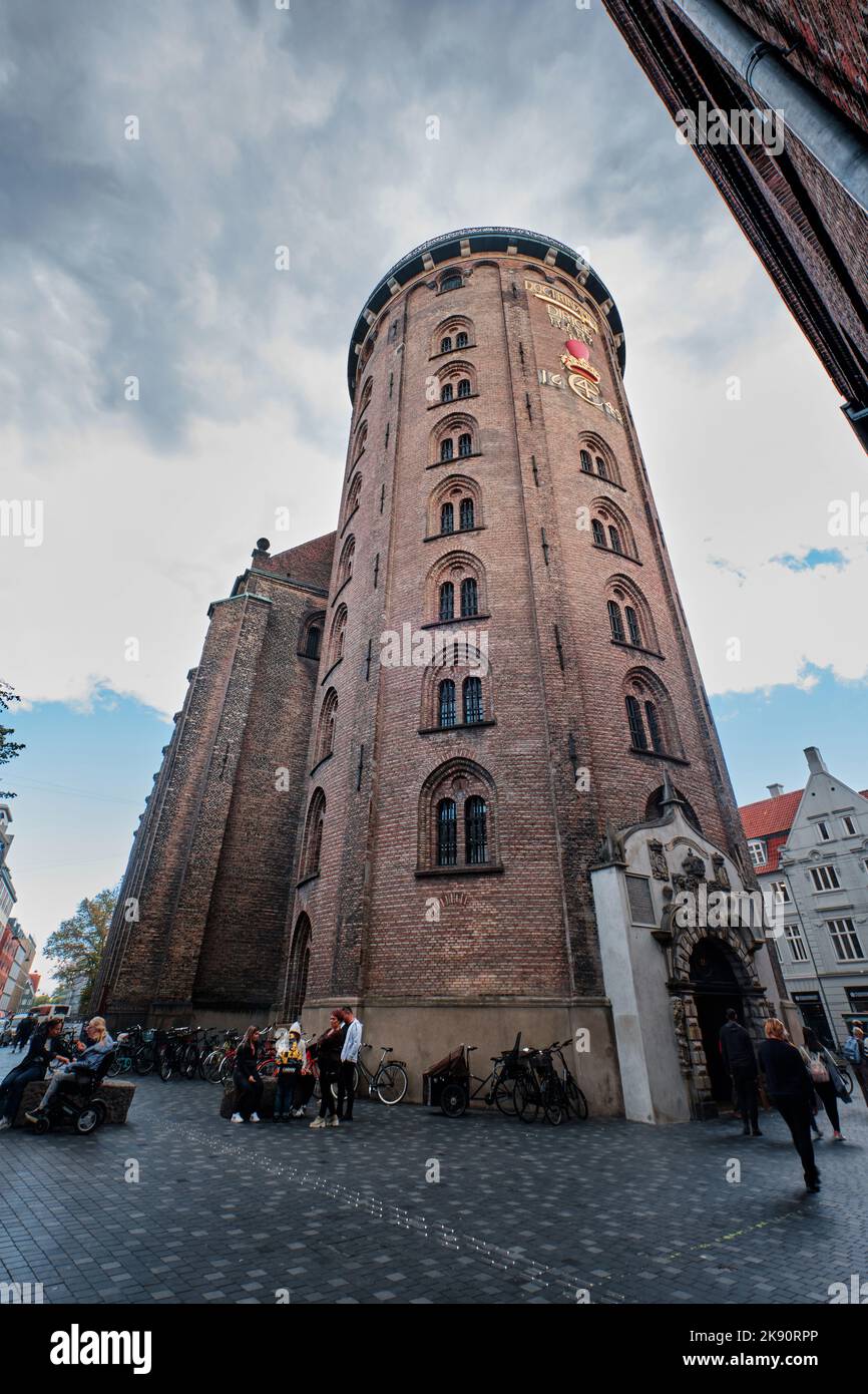 Kopenhagen, Dänemark - 2022. September: Blick auf den runden Turm von Rundetaarn, der aus dem 17.. Jahrhundert als astronomisches Observatorium erbaut wurde Stockfoto