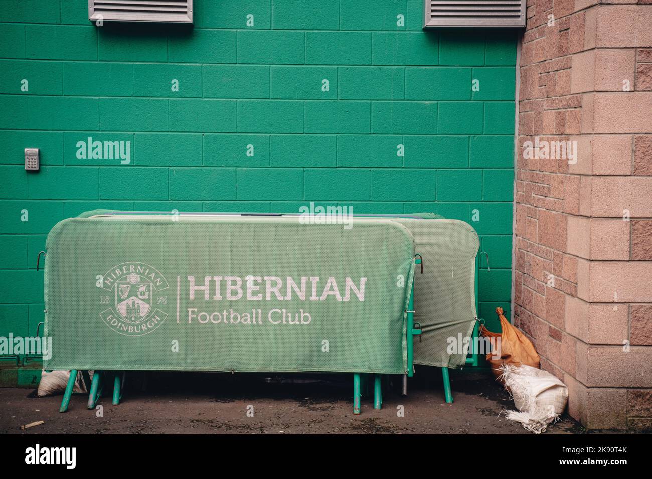 Der Hibernian Football Club ist ein professioneller Fußballverein aus der Region Leith in Edinburgh, Schottland. Der Verein wurde 1875 gegründet. Stockfoto