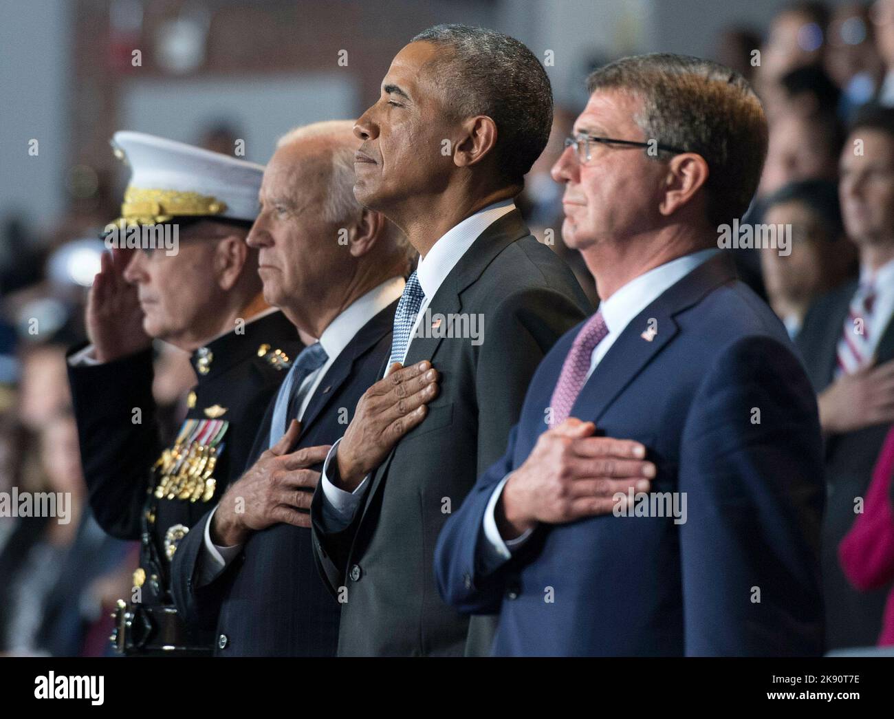 Der US-Präsident Barack Obama (2.-R), Vizepräsident Joe Biden (2.-L), Vorsitzender des Joint Chiefs of Staff General Joseph Dunford Jr. (L) und Verteidigungsminister Ashton Carter stehen während der Abschiedszeremonie der US-Streitkräfte von Präsident Obama in der Joint Base Myers-Henderson Hall für die Nationalhymne, Am 4. Januar 2017 in Virginia. Die fünf Klammern des Militärs ehrten den Präsidenten und den Vizepräsidenten für ihren Dienst am Ende ihrer letzten Amtszeit. Kredit: Kevin Dietsch/Pool über CNP Stockfoto