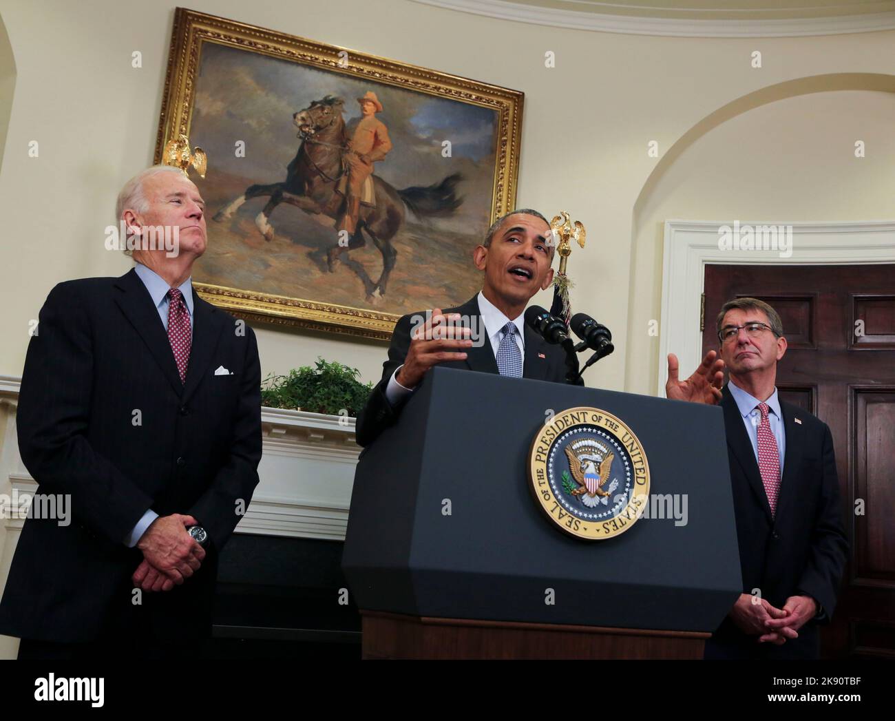 US-Präsident Barack Obama, Mitte, gibt eine Erklärung zur Schließung der Haftanstalt Guantanamo Bay im Roosevelt Room des Weißen Hauses, Washington, DC, 23. Februar 2016 ab. US-Vizepräsident Joe Biden, links, und US-Verteidigungsminister Ashton Carter, rechts, stehen dem Präsidenten gegenüber. In seinen Bemerkungen sagte Obama, dass die Haftanstalt die nationale Sicherheit „untergräbt“ und „kontraproduktiv für unseren Kampf gegen Terroristen ist, weil sie sie als Propaganda bei ihren Bemühungen zur Rekrutierung verwenden. Quelle: Aude Guerrucci/Pool via CNP Stockfoto