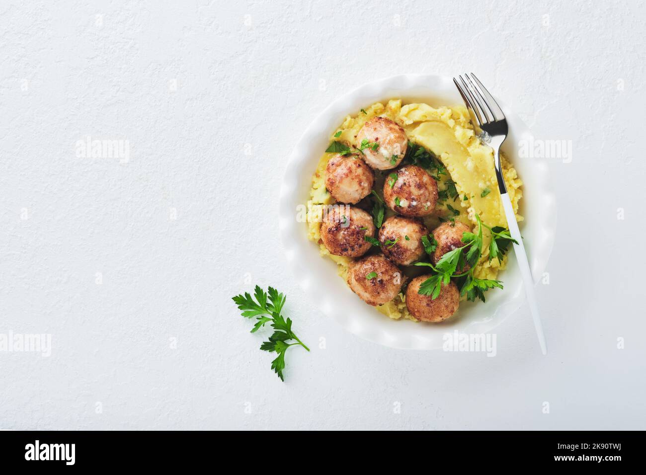 Schwedische Fleischbällchen in Sahnesauce, Kartoffeln und Preiselbeersoße in einer Schüssel auf Schiefer-, Stein- oder Betonböden. Schwedische Küche. Köstliche cremige ma Stockfoto