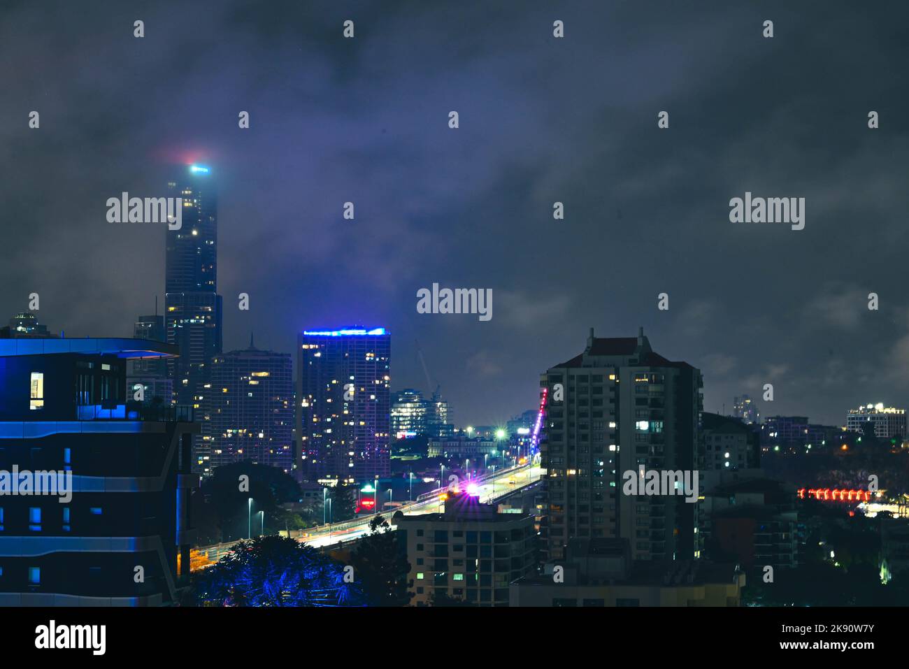Skyline Brisbane City bei Nacht CBD Australien Stockfoto