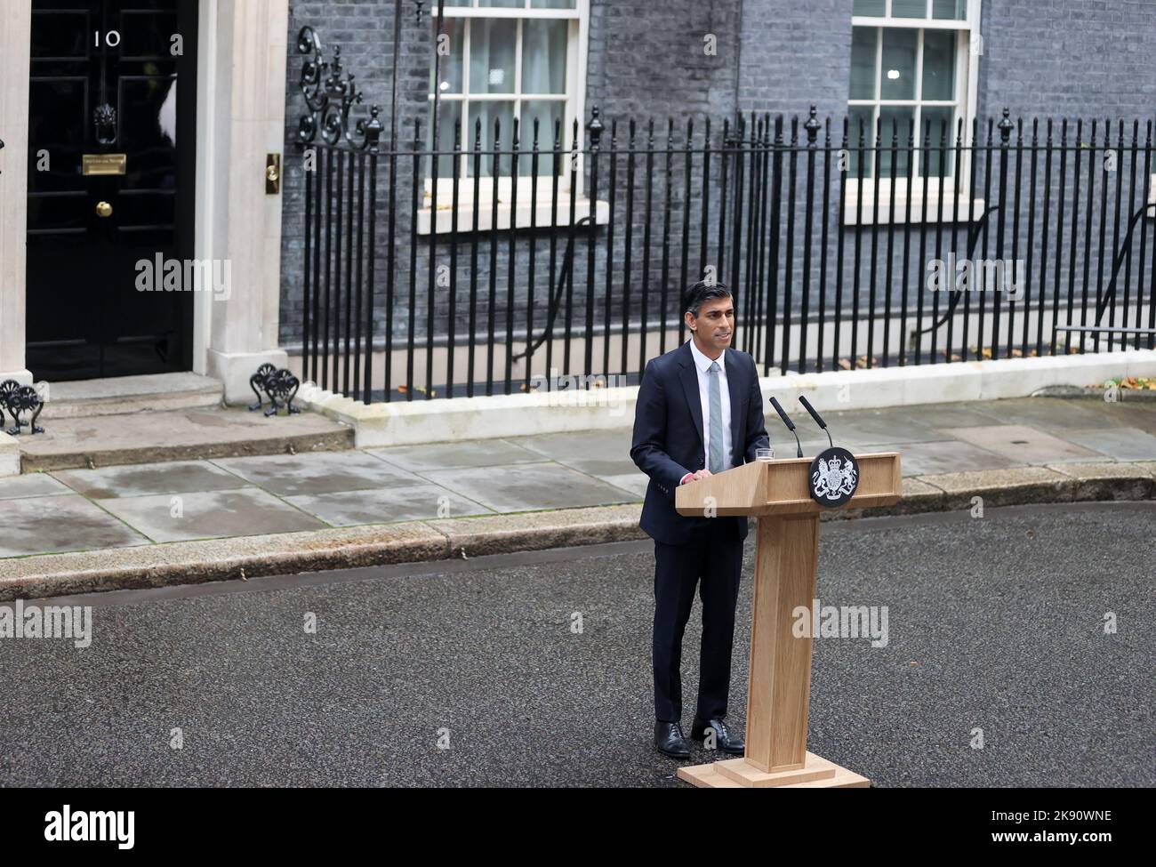 London, Großbritannien. 25. Oktober 2022. Der neue britische Premierminister Rishi Sunak hält seine erste Rede vor der 10 Downing Street in London, Großbritannien, am 25. Oktober 2022. Rishi Sunak wurde am Dienstag zum neuen britischen Premierminister, nachdem er König Charles III. Im Buckingham Palace treffen konnte, wo ihn der Monarch nach dem Rücktritt von Liz Truss zur Regierungsbildung aufforderte. Sunak, der ehemalige britische Finanzminister, gewann am Montag das Führungsrennen der regierenden Konservativen Partei. Kredit: Li Ying/Xinhua/Alamy Live Nachrichten Stockfoto