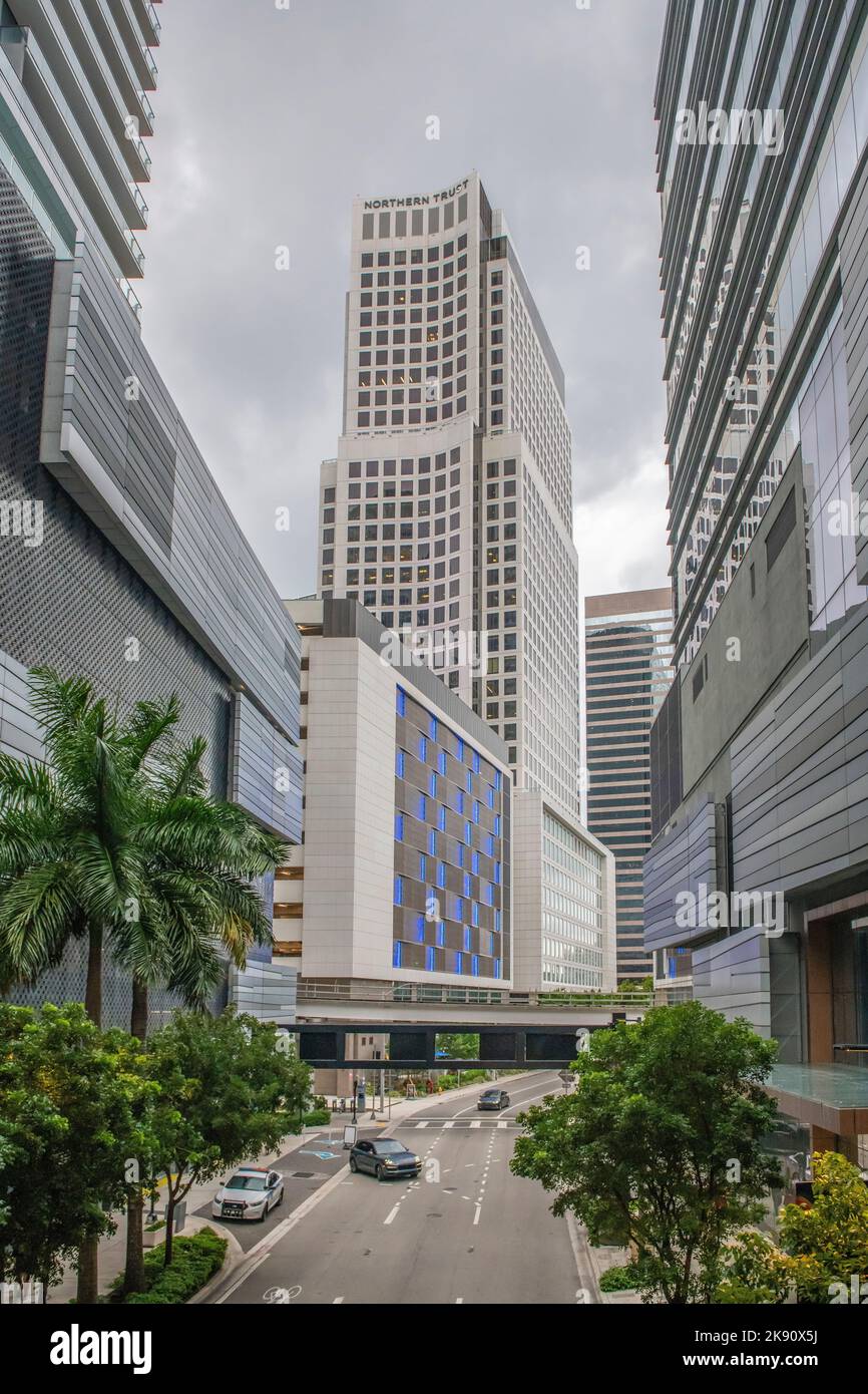 Eine vertikale Aufnahme des Brickell World Plaza Wolkenkratzers in der Innenstadt von Miami, Florida, USA Stockfoto
