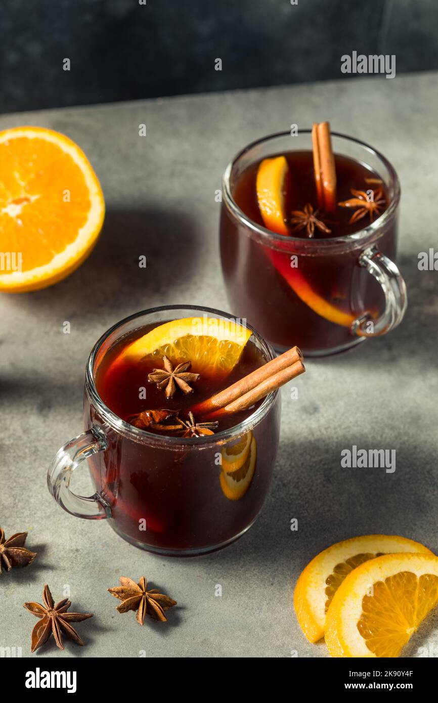 Hausgemachter weihnachtlicher Glühwein mit Zimt und Orange Stockfoto