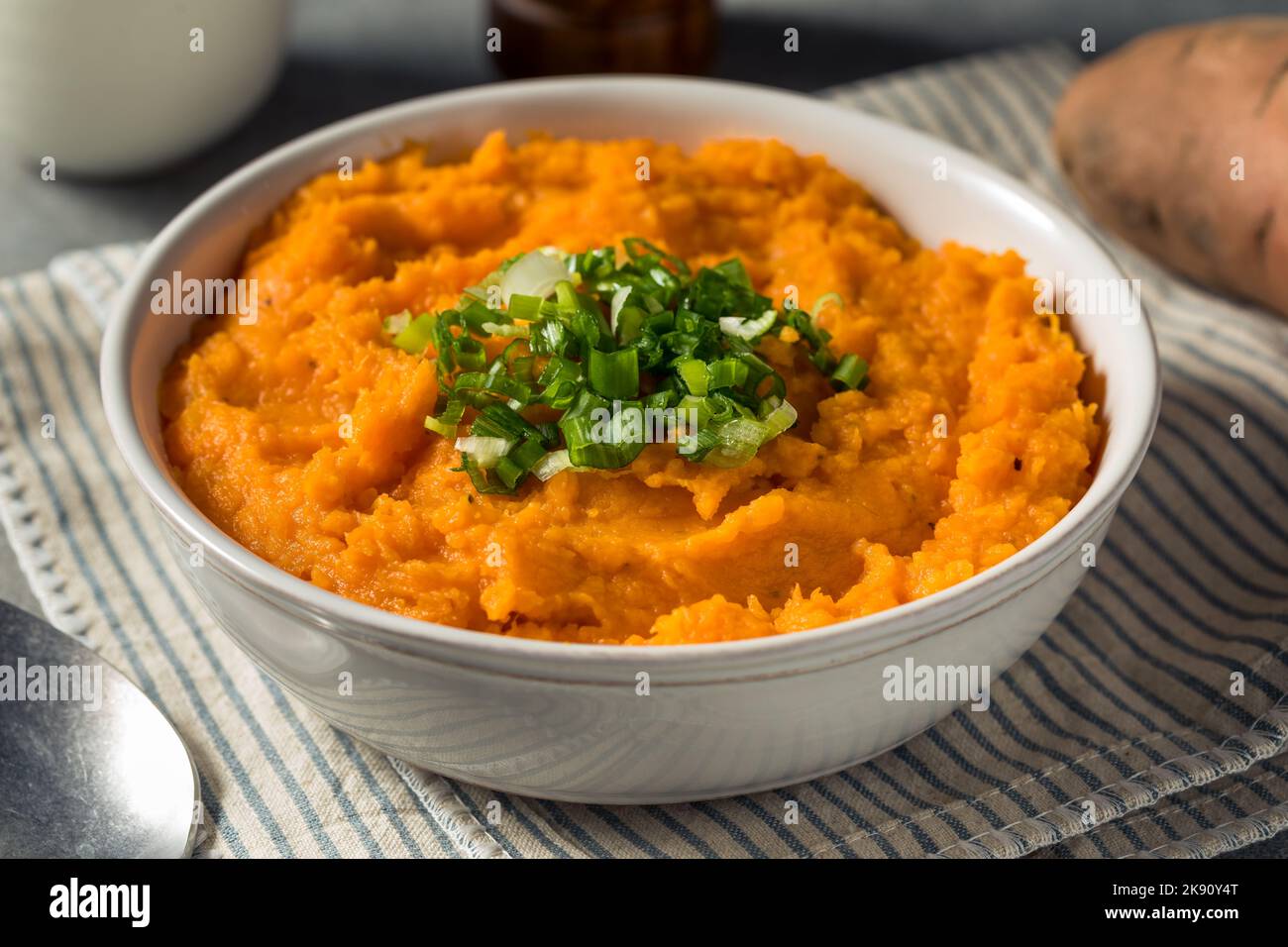 Gesunde hausgemachte Kartoffelpüree mit Milch und Butter Stockfoto