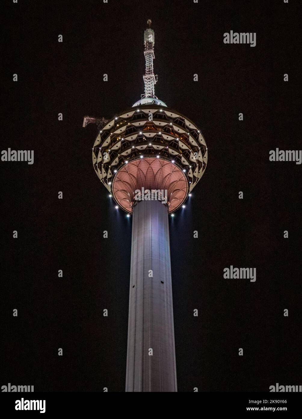Eine vertikale Aufnahme der Menara in Kuala Lumpur, Malaysia Stockfoto