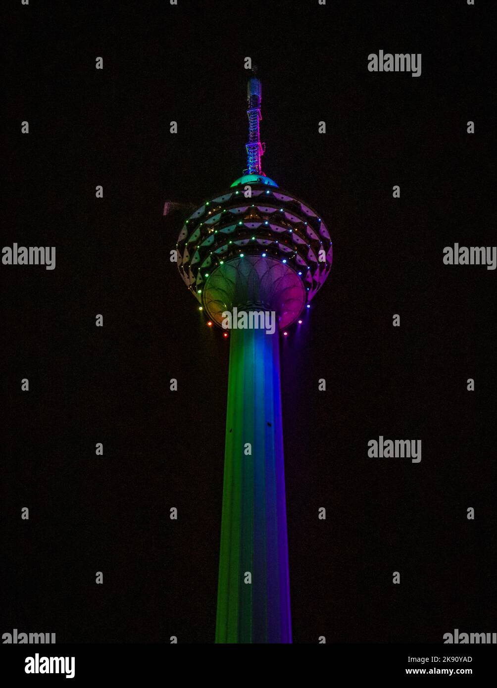 Eine vertikale Aufnahme der Menara in Kuala Lumpur, Malaysia Stockfoto