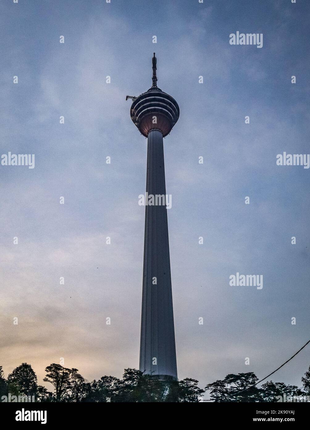 Eine vertikale Aufnahme der Menara in Kuala Lumpur, Malaysia Stockfoto