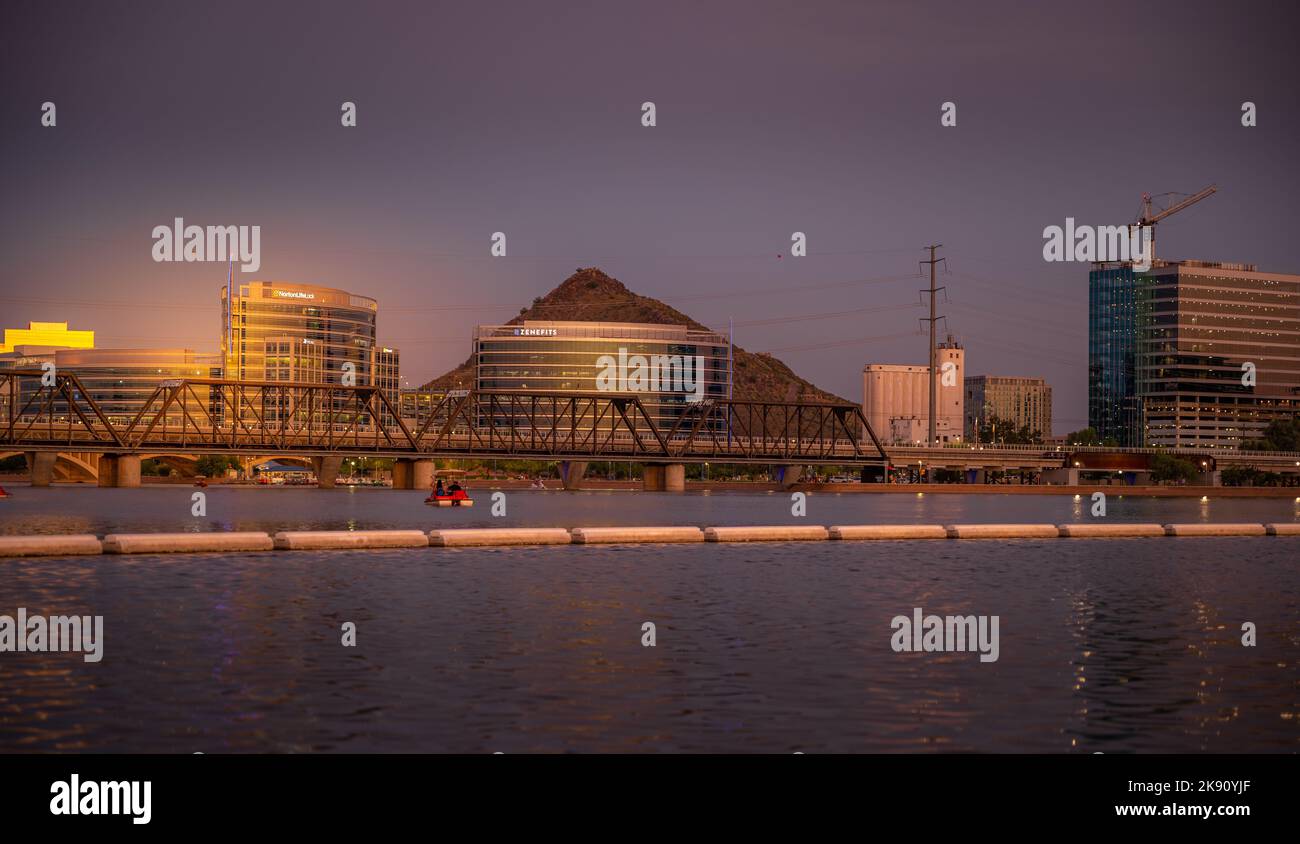 Ein Blick auf den Sonnenuntergang über dem wunderschönen Stadtsee von Tempe, umgeben von modernen Gebäuden Stockfoto