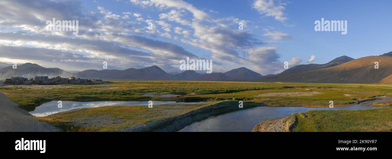 Landschaftspanorama bei Sonnenaufgang des Dorfes Bulunkul in großer Höhe vor dem Pamir Highway in Gorno-Badakshan, Tadschikistan Stockfoto