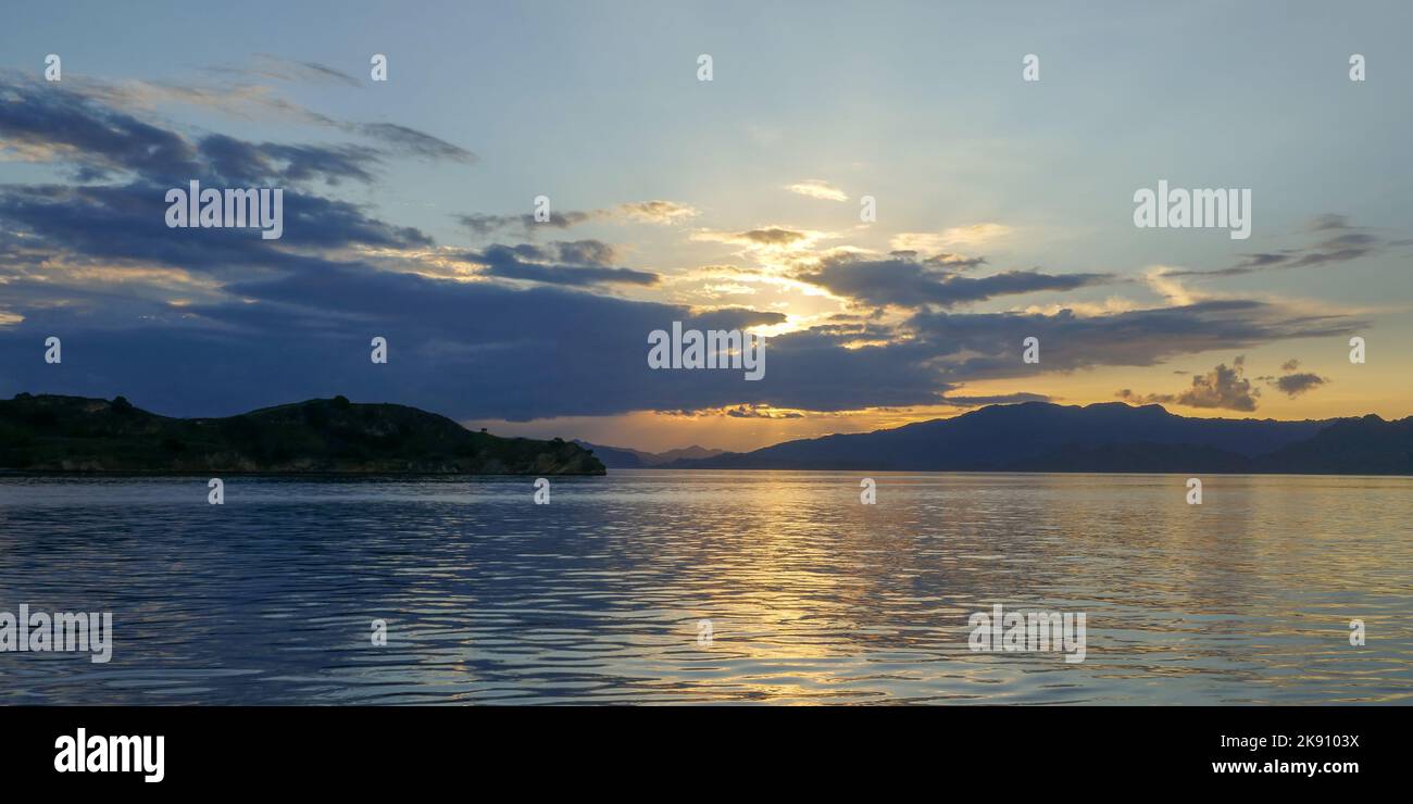 Schöner Meerblick bei Sonnenuntergang im Komodo Nationalpark, Insel Flores, Ost-Nusa Tenggara, Indonesien Stockfoto