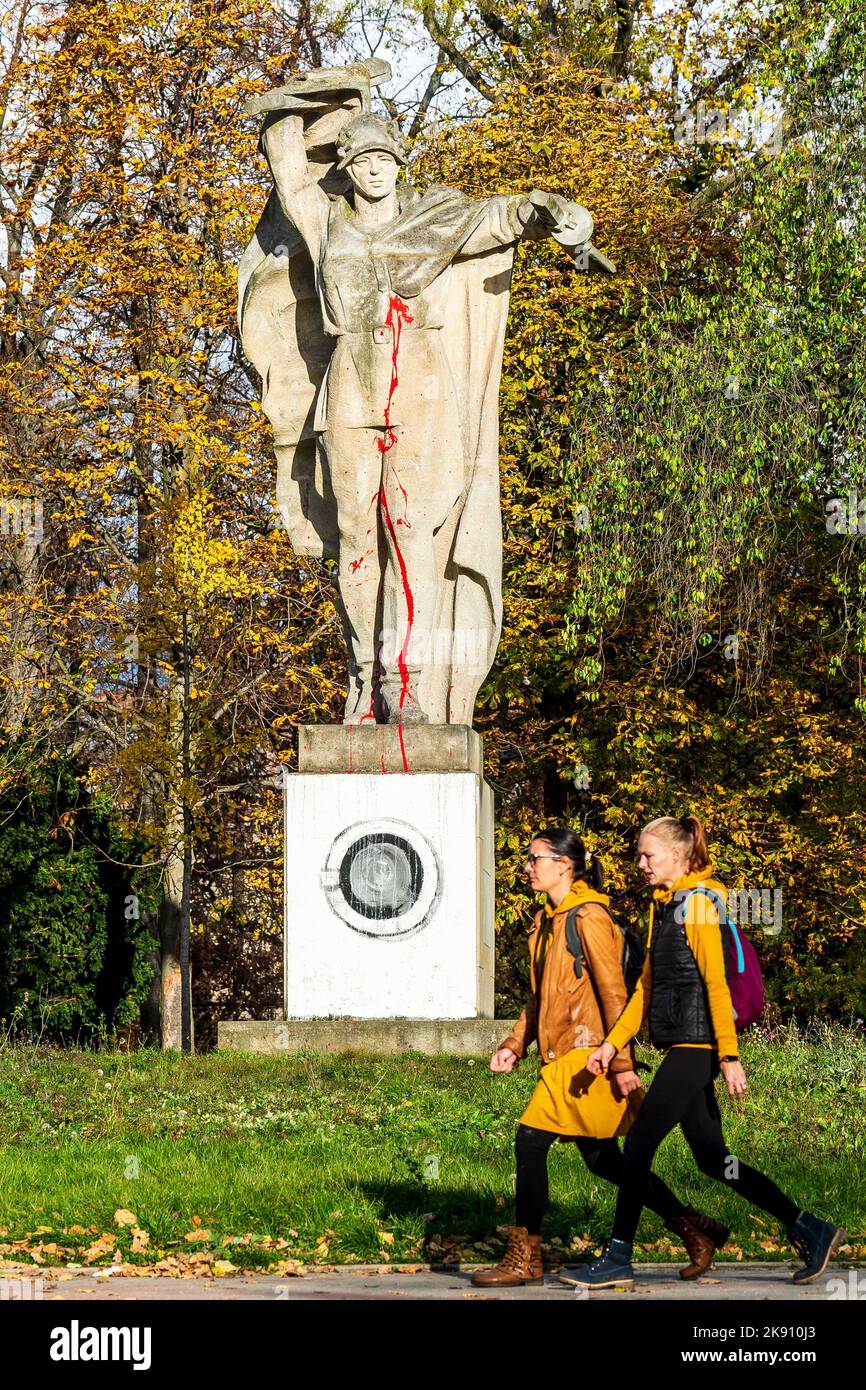 Litomerice, Tschechische Republik, 25. Oktober 2022. Eine Statue des russischen Soldaten der Roten Armee in Litomerice wurde beschädigt, da der Sockel zu einer Waschmaschine umgebaut wurde und die Leiche rot gestrichen ist, wird die Statue in der Stadt repariert und ein Zeichen zur Erläuterung des historischen Kontextes hinzufügen, bürgermeister Radek Lowy (ANO) sagte heute, am Dienstag, dem 25. Oktober 2022, gegenüber CTK. Dies war nicht der erste Fall, dass die Denkmäler der Roten Armee im Zusammenhang mit dem Krieg in der Ukraine beschädigt wurden. Die Stadt plant, der Statue ein Schild hinzuzufügen, das den historischen Kontext erklärt und wer die Statue feiert. Es wurde bereits in beschädigt Stockfoto