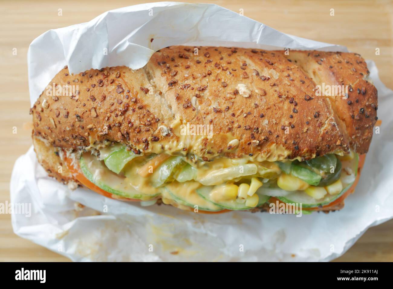 Honig Hafer Brot und Thunfisch auf dem Tisch Stockfoto