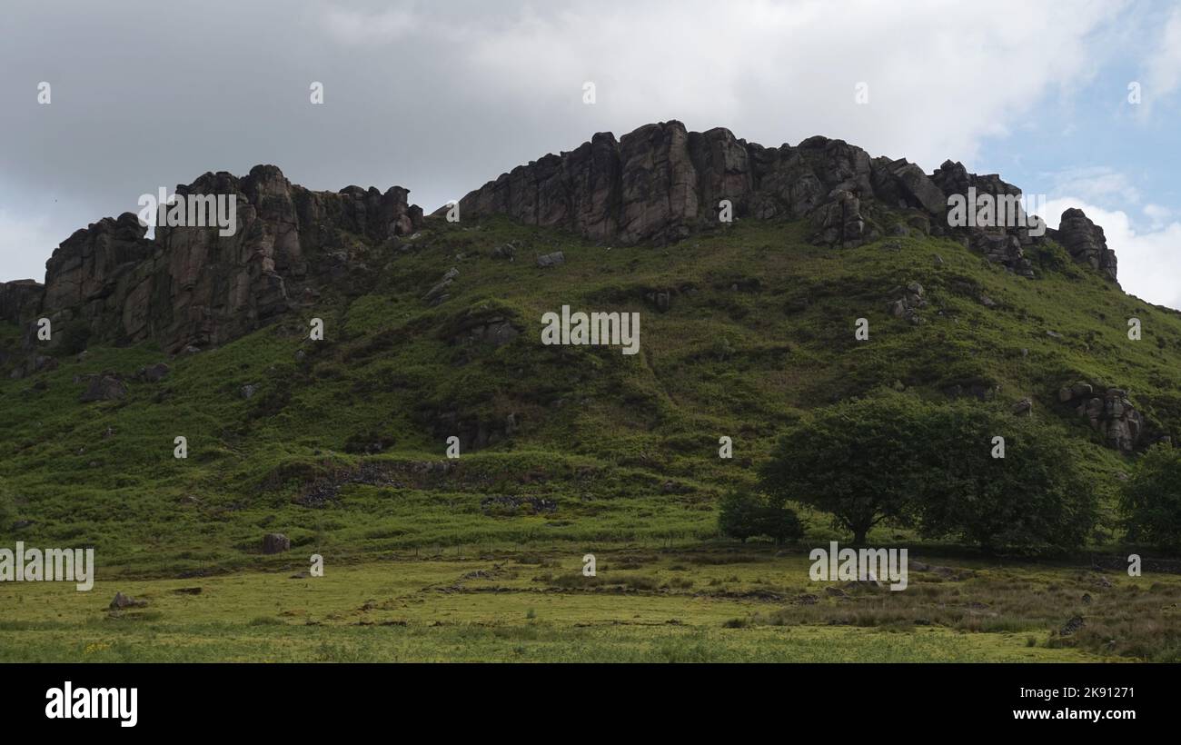 Die Kakerlaken (oder Roches) sind ein vom Wind gemeißelter Ausbiss aus Steingesteinen im Peak District National Park in der Nähe von Leek, Staffordshire Stockfoto