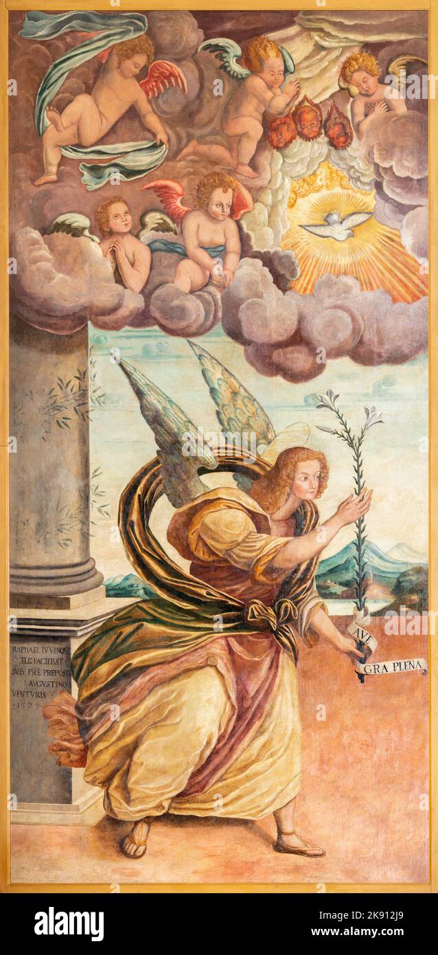 BIELLA, ITALIEN - 15. JULI 2022: Der Archanegel Gabriel aus dem Gemälde der Verkündigung in der Kirche Chiesa di San Sebastiano von Rafaele Giovenone Stockfoto