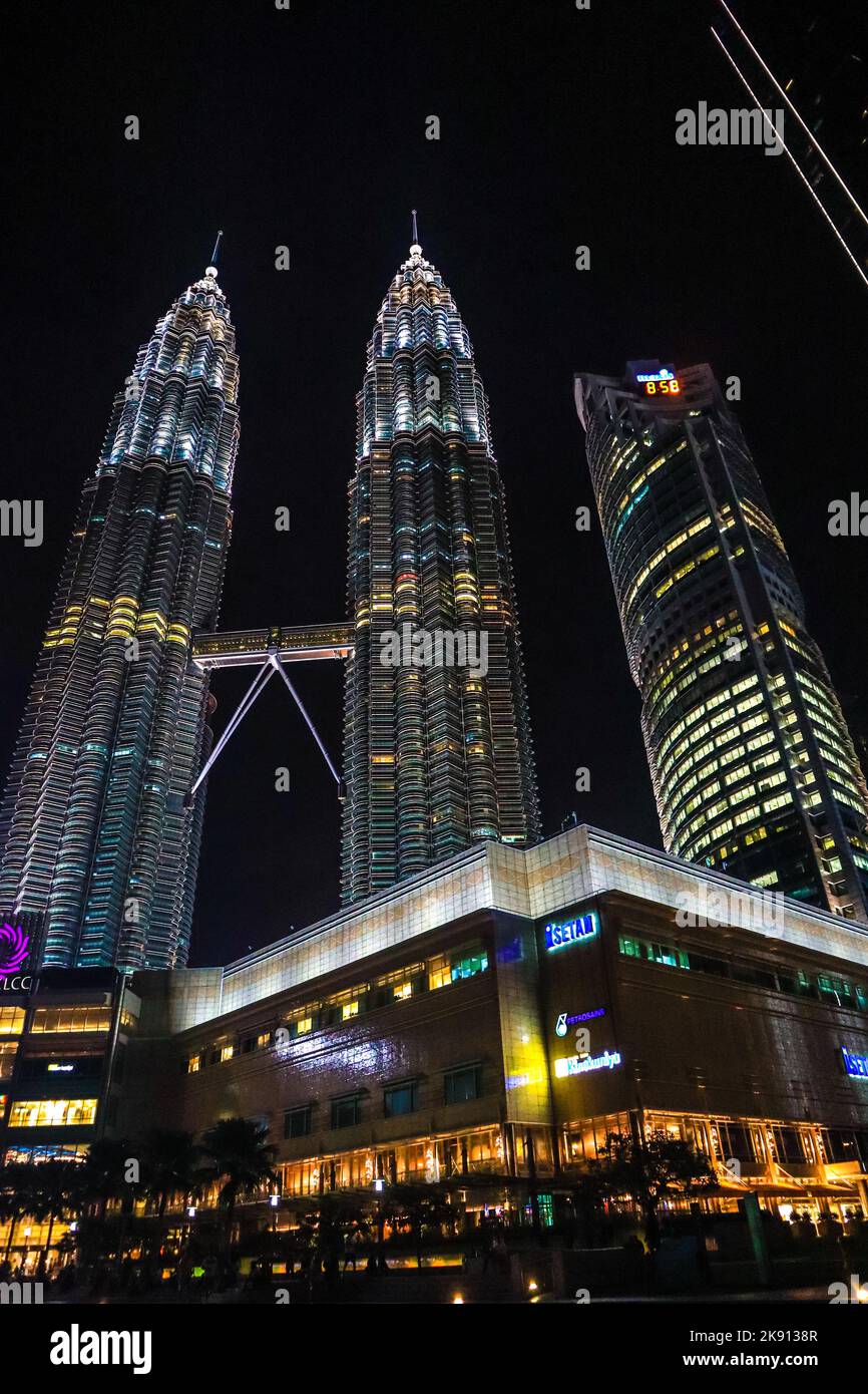 Eine vertikale Aufnahme des Petronas Twin Tower in Kuala Lumpur, Malaysia Stockfoto
