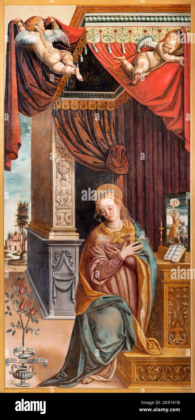 BIELLA, ITALIEN - 15. JULI 2022: Die Jungfrau Maria aus dem Gemälde der Verkündigung in der Kirche Chiesa di San Sebastiano von Rafaele Giovenone (1579). Stockfoto