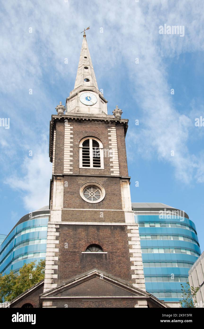 Tower and Spire, St Botolph within Aldgate Church, Aldgate High Street, Aldgate, London - modernes Gebäude dahinter. Eine Kirche steht hier seit über einem Stockfoto