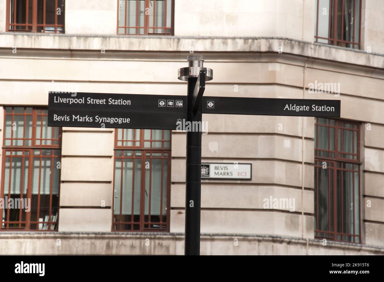 Schilder auf Bevis Marks, East End of London, zeigt die Richtung Liverpool Street, Aldgare Station und die Bevis Marks Synagoge. Stockfoto