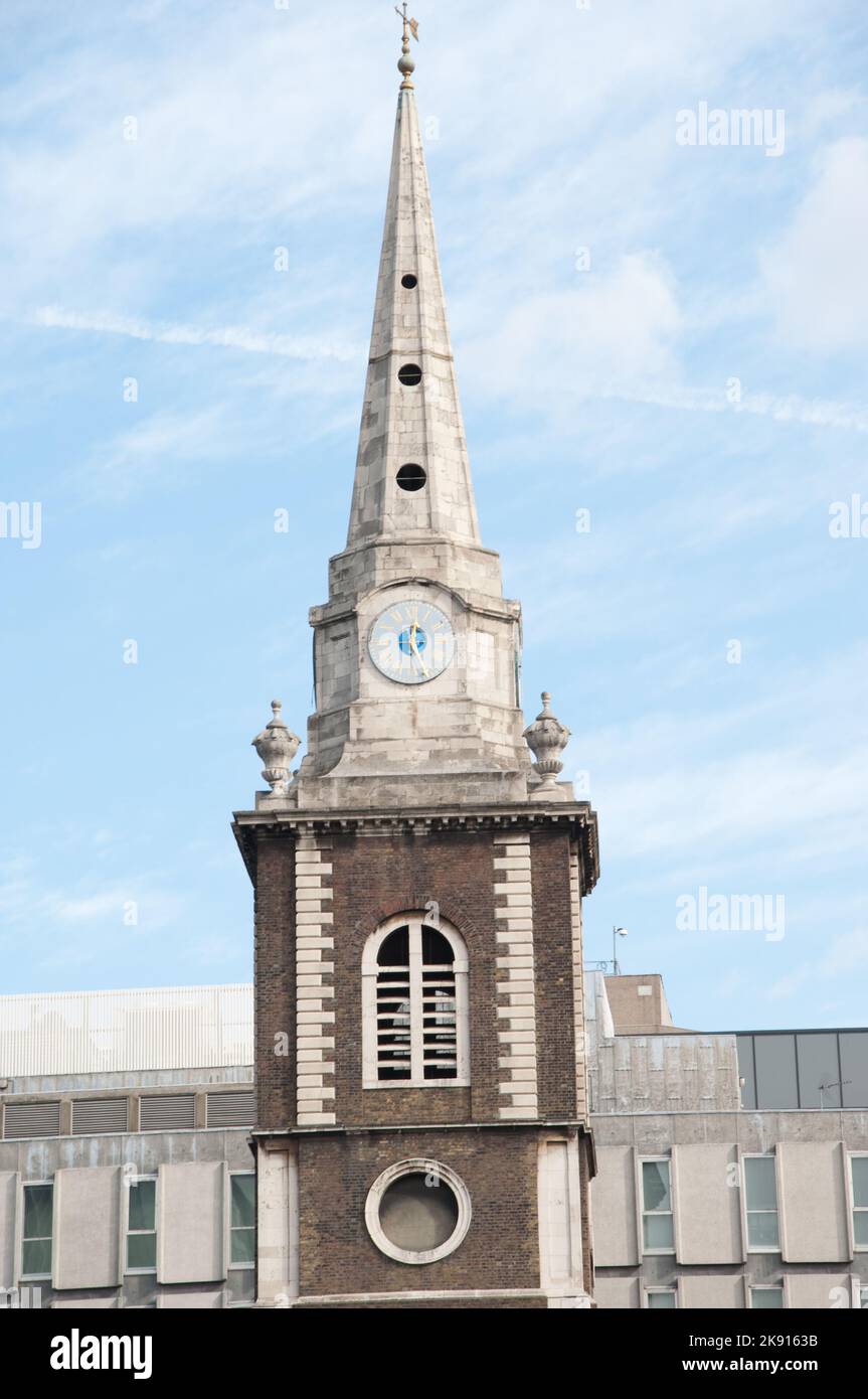 Tower and Spire, St Botolph within Aldgate Church, Aldgate High Street, Aldgate, London - modernes Gebäude dahinter. Eine Kirche steht hier seit über einem Stockfoto
