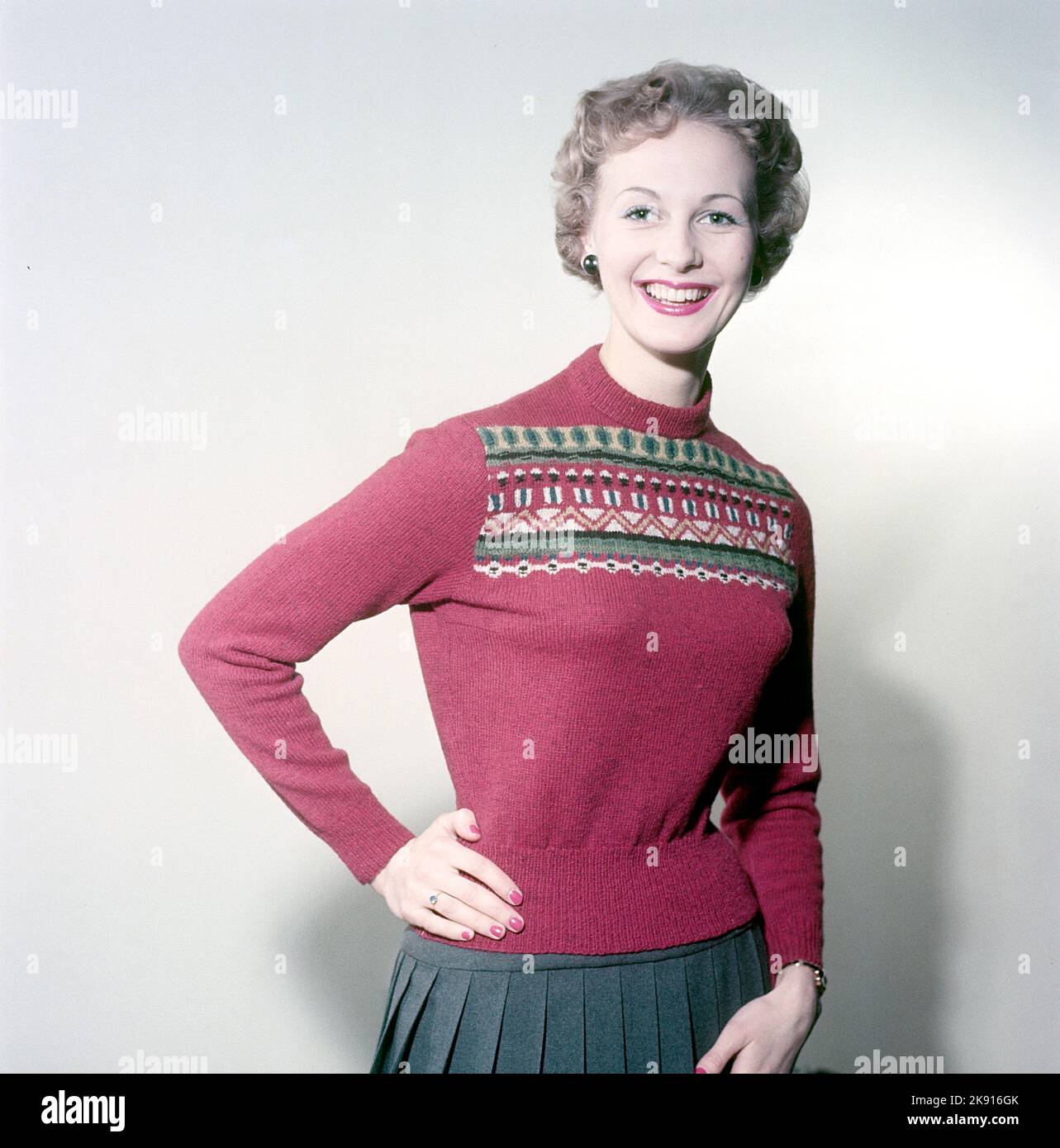 In der 1950s. Eine Frau, die einen roten Strickpullover mit Muster aus dem Jahr 1950s modelliert. Schweden 1958 Ref. CV83 Stockfoto