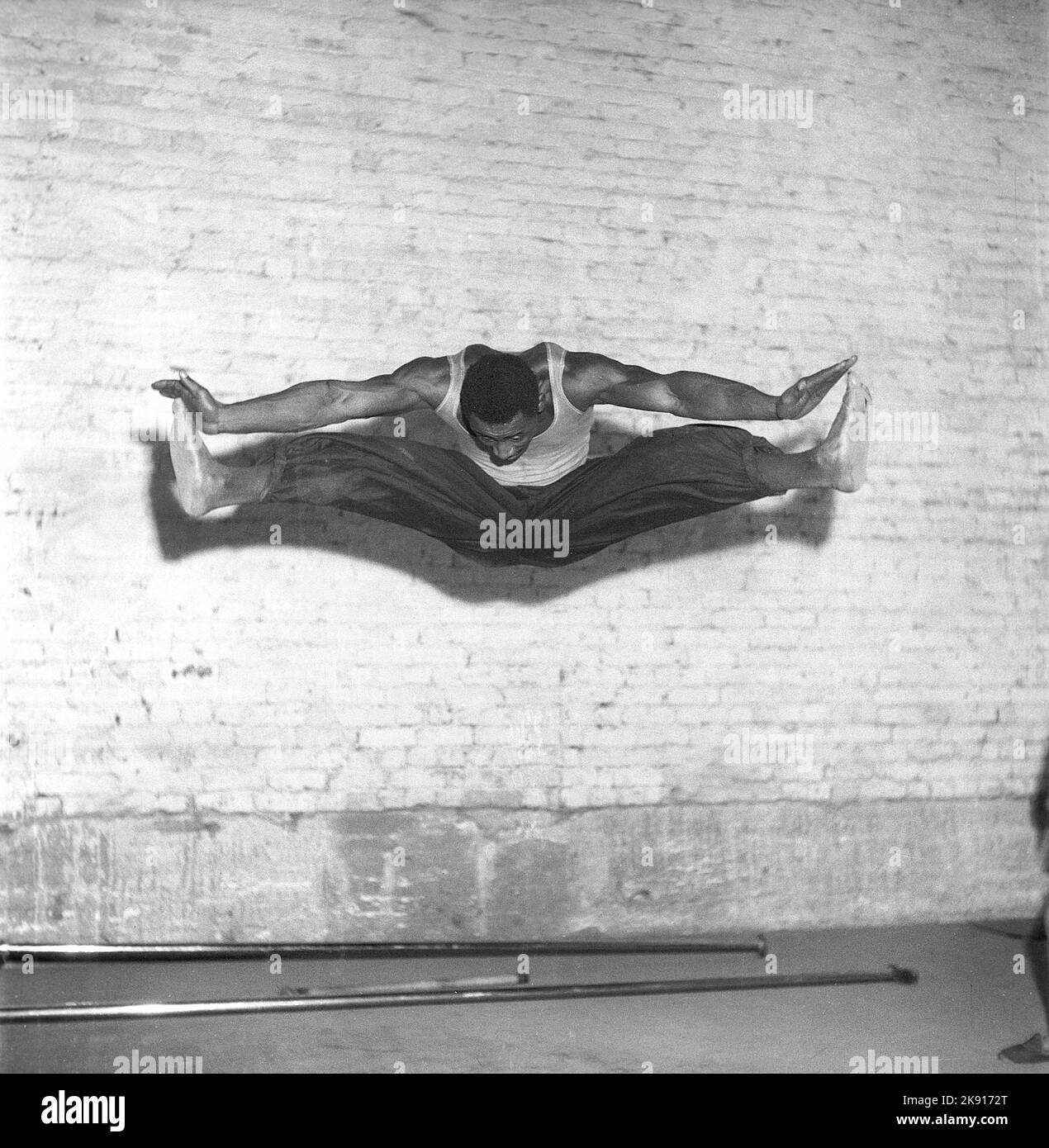 Tanzen in der 1940s. Performance-Tänzer auf der Tanzfläche bei einer Show, bei der Tanz und Schauspiel kombiniert werden. Zu dieser Zeit im Jahr 1940s war der Tanz Jitterbug populär. Ein Mann wird in dem Moment, in dem er hoch in der Luft ist, in einem akrobatischen Sprung dargestellt, der seine Beine und Arme ausbreitet. Schweden 1947. Kristoffersson Ref. Z42-2 Stockfoto