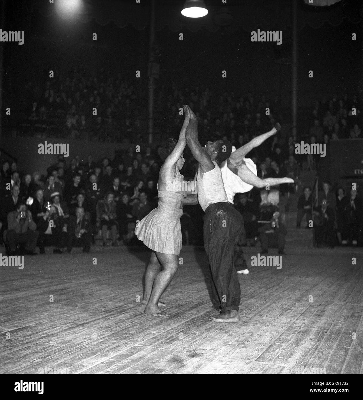 Tanzen in der 1940s. Performance-Tänzer auf der Tanzfläche bei einer Show, bei der Tanz und Schauspiel kombiniert werden. Zu dieser Zeit im Jahr 1940s war der Tanz Jitterbug populär. Schweden 1947. Kristoffersson Ref. Z41-5 Stockfoto