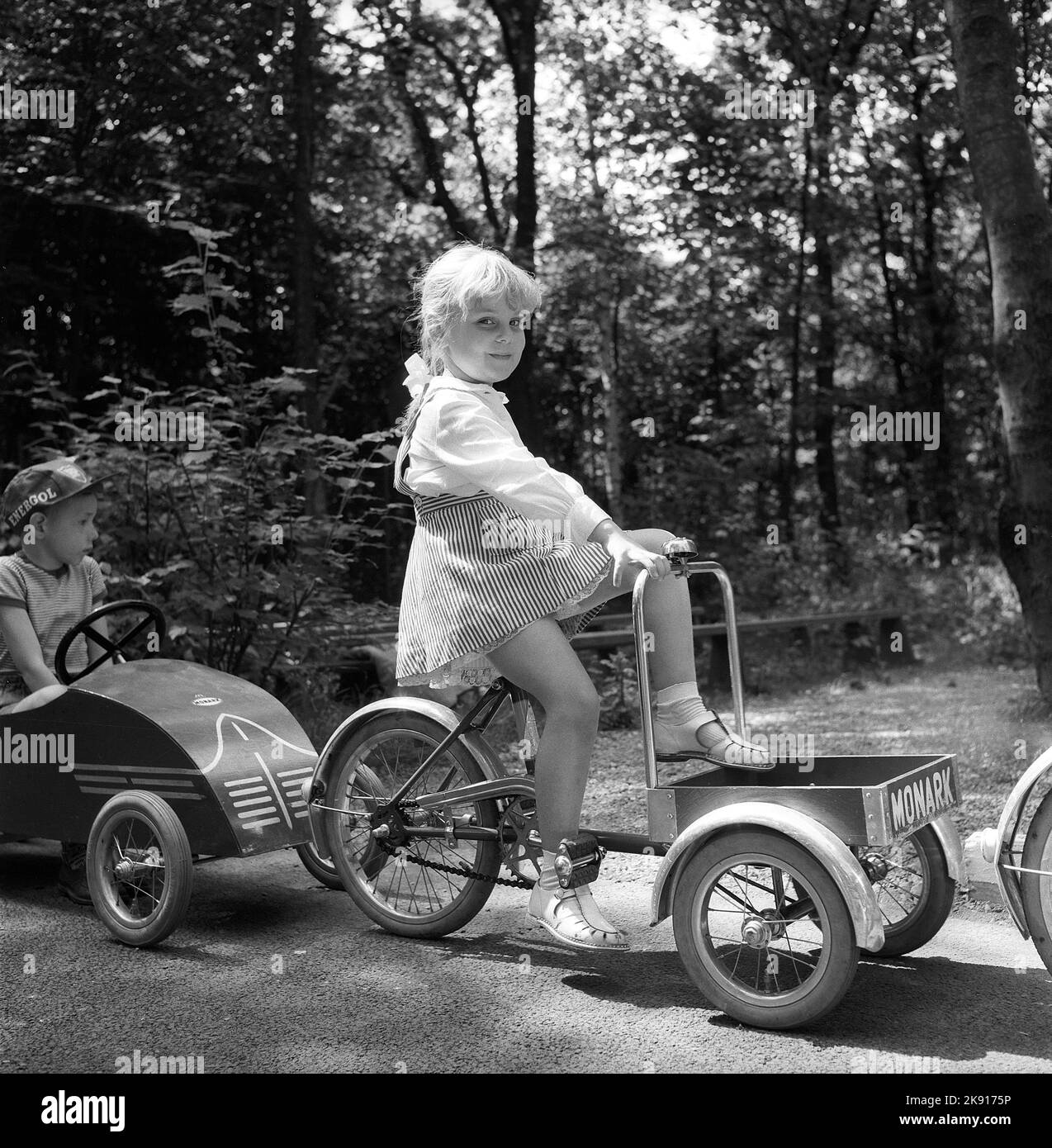 In der 1950s. Ein Mädchen auf einem Dreirad nimmt an einer Kinderverkehrsschule Teil, wo die Kinder lernen, sich im Verkehr zu verhalten. Straßen und Häuser sind in der Make-believe-true-Übung kleiner als üblich, um Unfälle mit Kindern zu verhindern. Das Jahr ist 1958. Schweden Ref. CV79 Stockfoto