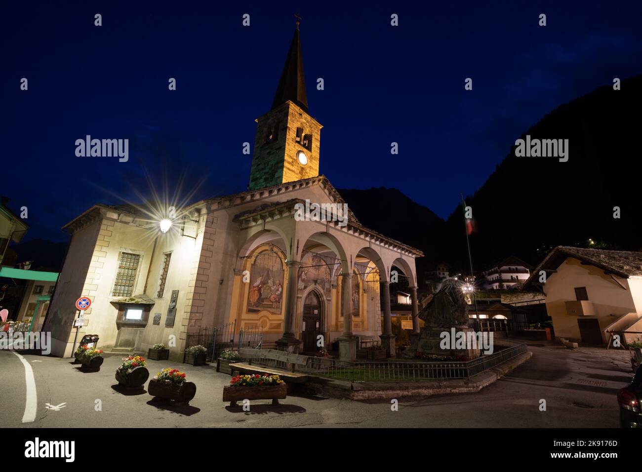 Alagna - die Kirche Chiesa di San Giovanni Battista im Valsesia Tal bei Dämmerung - Italien. Stockfoto