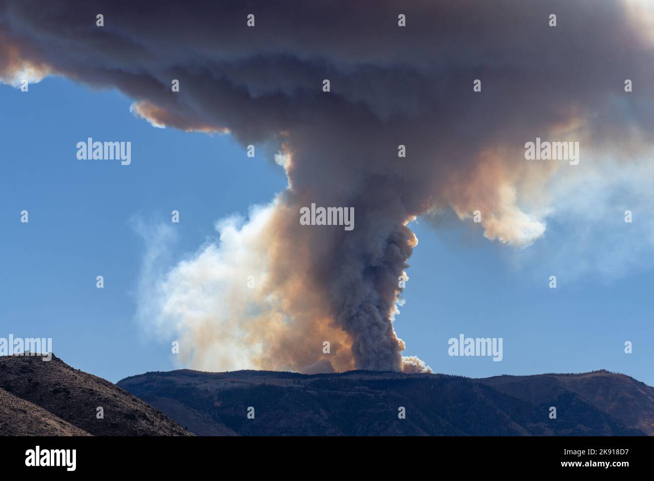 Eine Rauchwolke aus einem Waldbrand im Fish Lake National Forest in den Bergen in der Nähe von Richfield, Utah. Stockfoto
