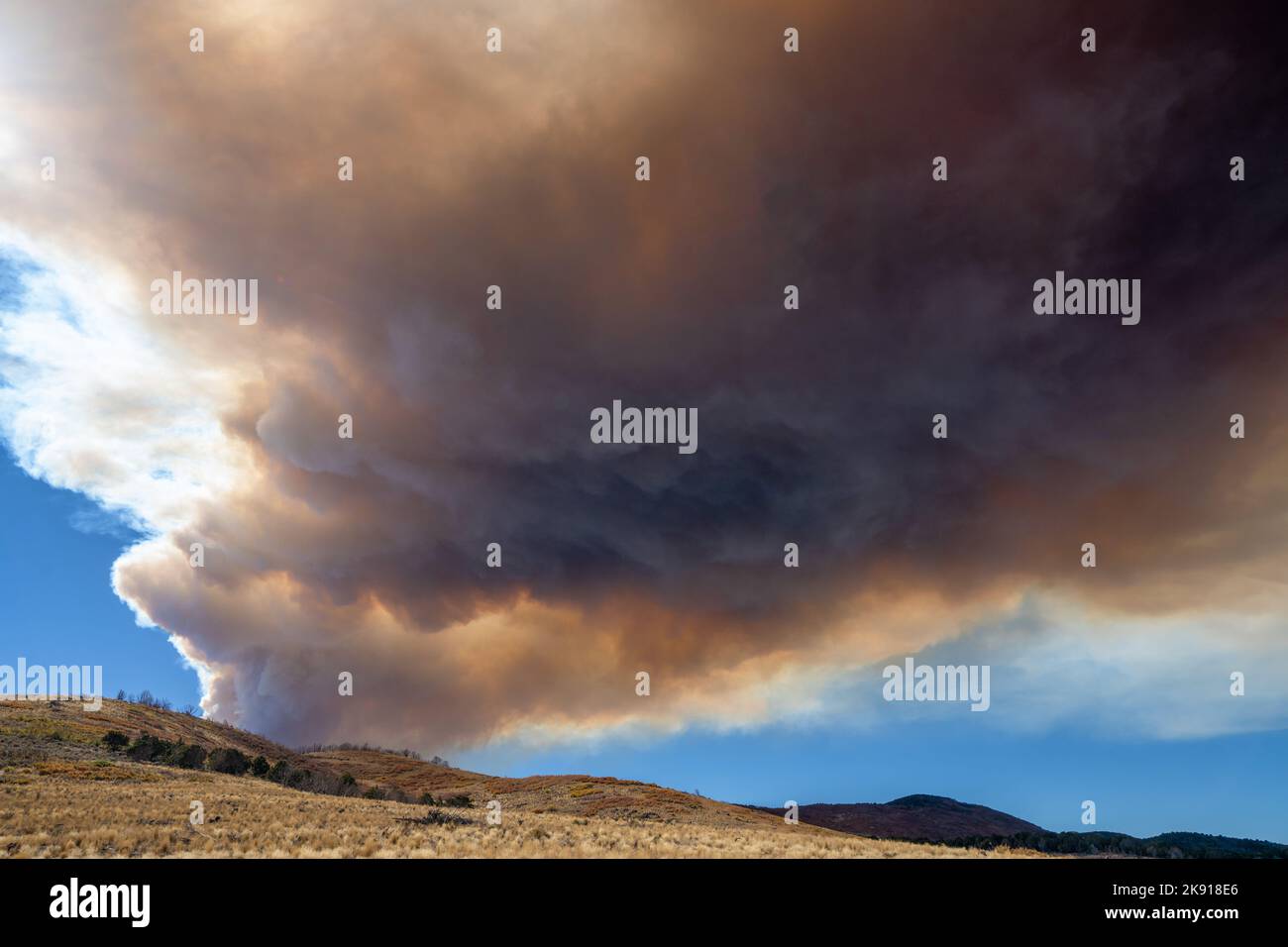 Eine Rauchwolke aus einem Waldbrand im Fish Lake National Forest in den Bergen in der Nähe von Richfield, Utah. Stockfoto