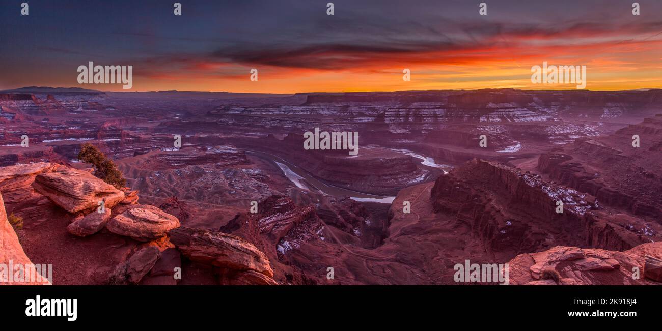 Ein farbenfroher Sonnenuntergang im Winter über dem Goose Neck des Colorado River vom Dead Horse Point State Park, Moab, Utah. Stockfoto