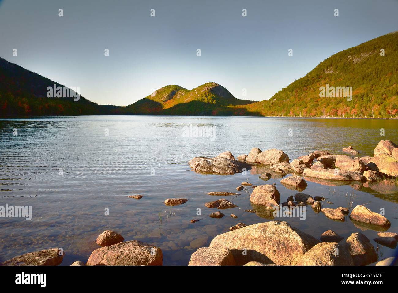 Jordan Pond und North Bubble und South Bubble Mountains im Acadia National Park, Maine, USA Stockfoto