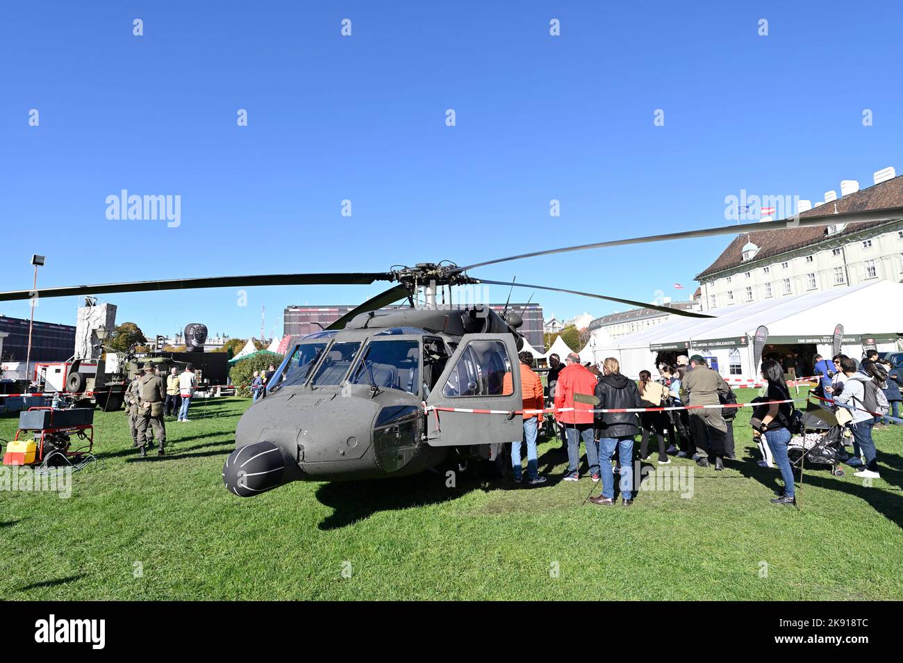 Wien, Österreich. 25. Okt. 2022. Vorbereitungen für die Aufführung der Bundesheer auf dem Heldenplatz in Wien. Die Bundesarmee stellt ihre Helikopter vor Stockfoto