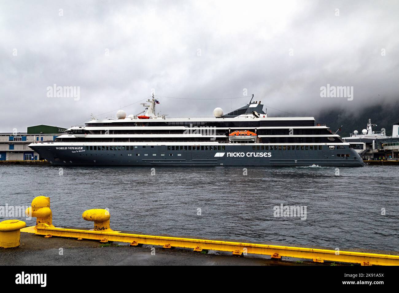 Eisverstärktes Kreuzschiff World Explorer im Hafen von Bergen, Norwegen. Stockfoto