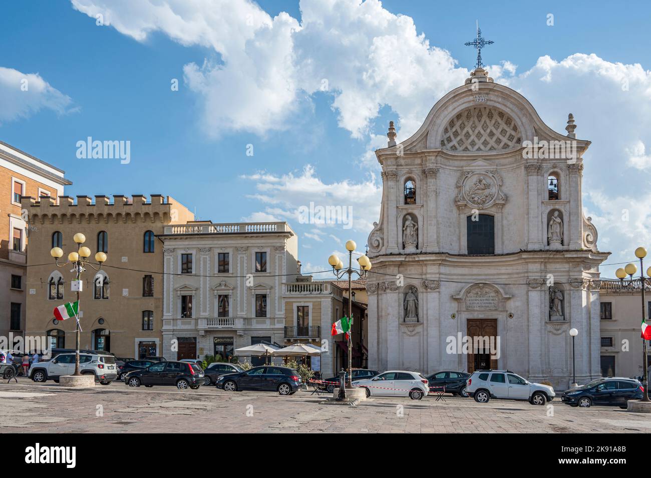 L'Aquila, Italien - 07-07-2022: Die wunderschöne Piazza Duomo in L'Aquila mit historischen Gebäuden und Kirchen Stockfoto