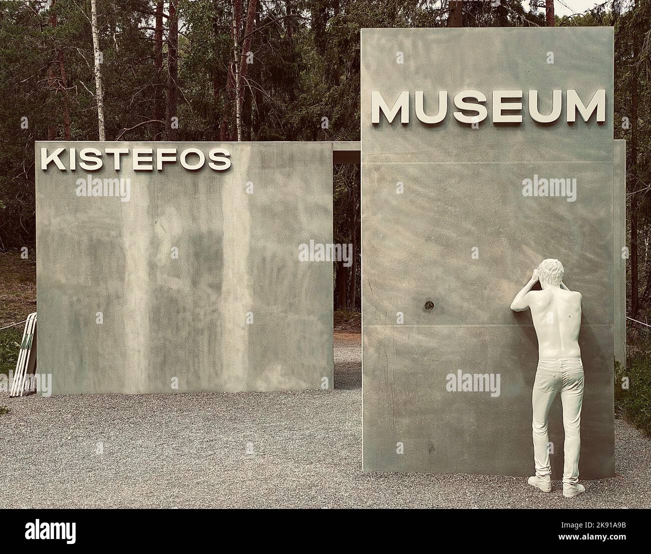 Das steinerne Kistefos-Museum-Skulpturenschild in Eidsvoll, Norwegen Stockfoto