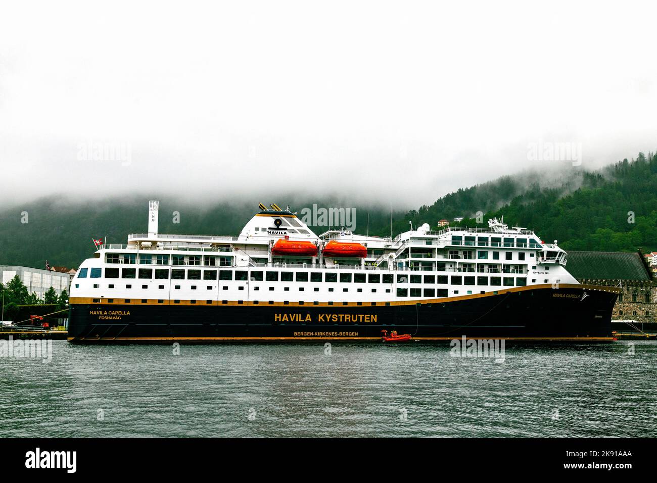 Passagierfähre Havila Capella (Baujahr 2021) am Festningskaien Kai im Hafen von Bergen, Norwegen Stockfoto