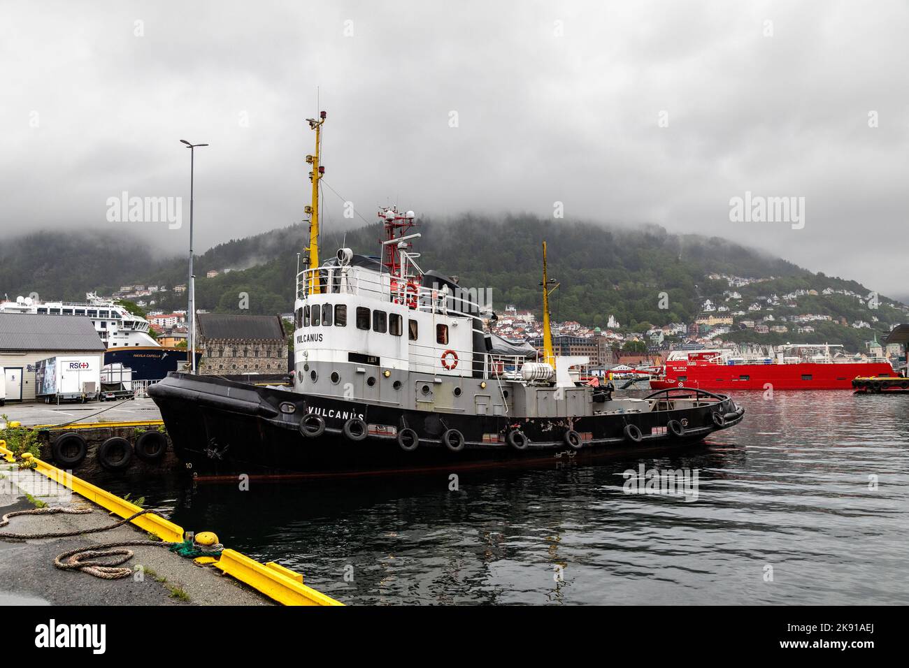 Der erfahrene Schlepper Vulcanus (Baujahr 1959) liegt in Tollboden, im Hafen von Bergen, Norwegen. Stockfoto