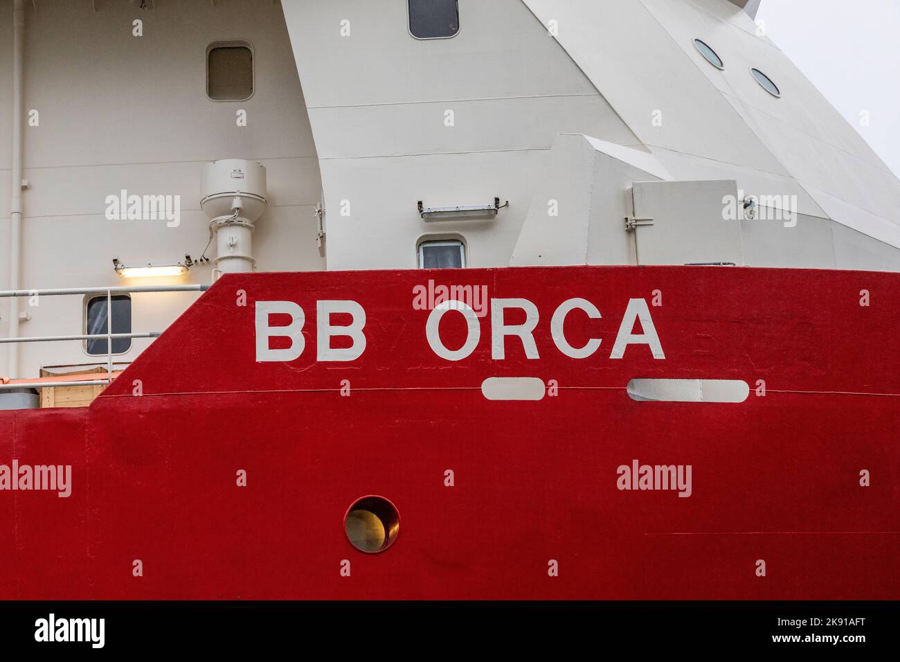 Schiffsname und Detail aus dem Rumpf von BB Orca, einem Serviceschiff (avlusningsbåt) für Aqua, Fischzucht - am Kai im Hafen von Bergen, Norwegen Stockfoto