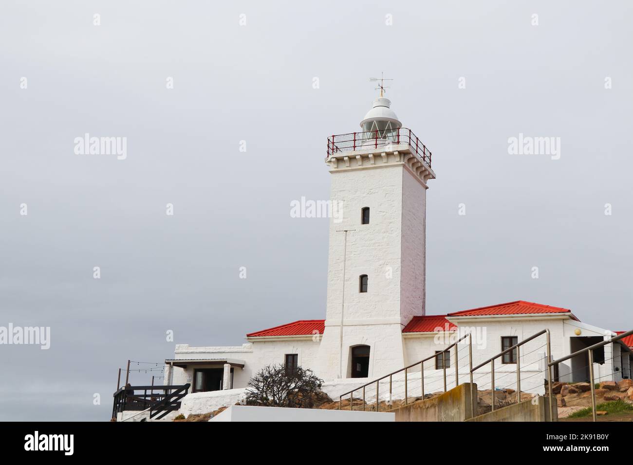 White Lighthouse Building Am Cape St. Blaize Mit Bewölktem Himmel Stockfoto